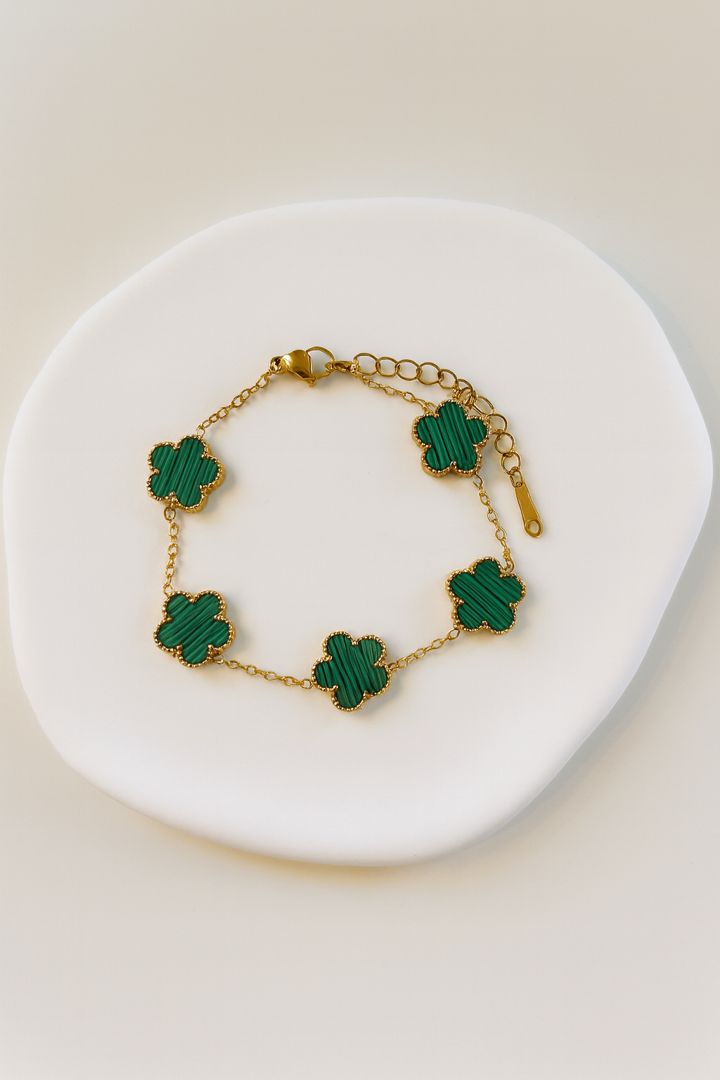 Bracelet doré trèfles verts – Élégance porte-bonheur