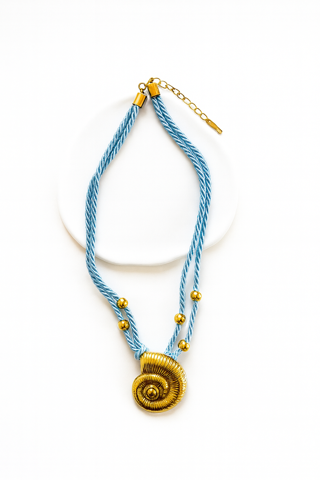 Collier Coquillage Doré – Double Corde Torsadée Bleu avec Perles