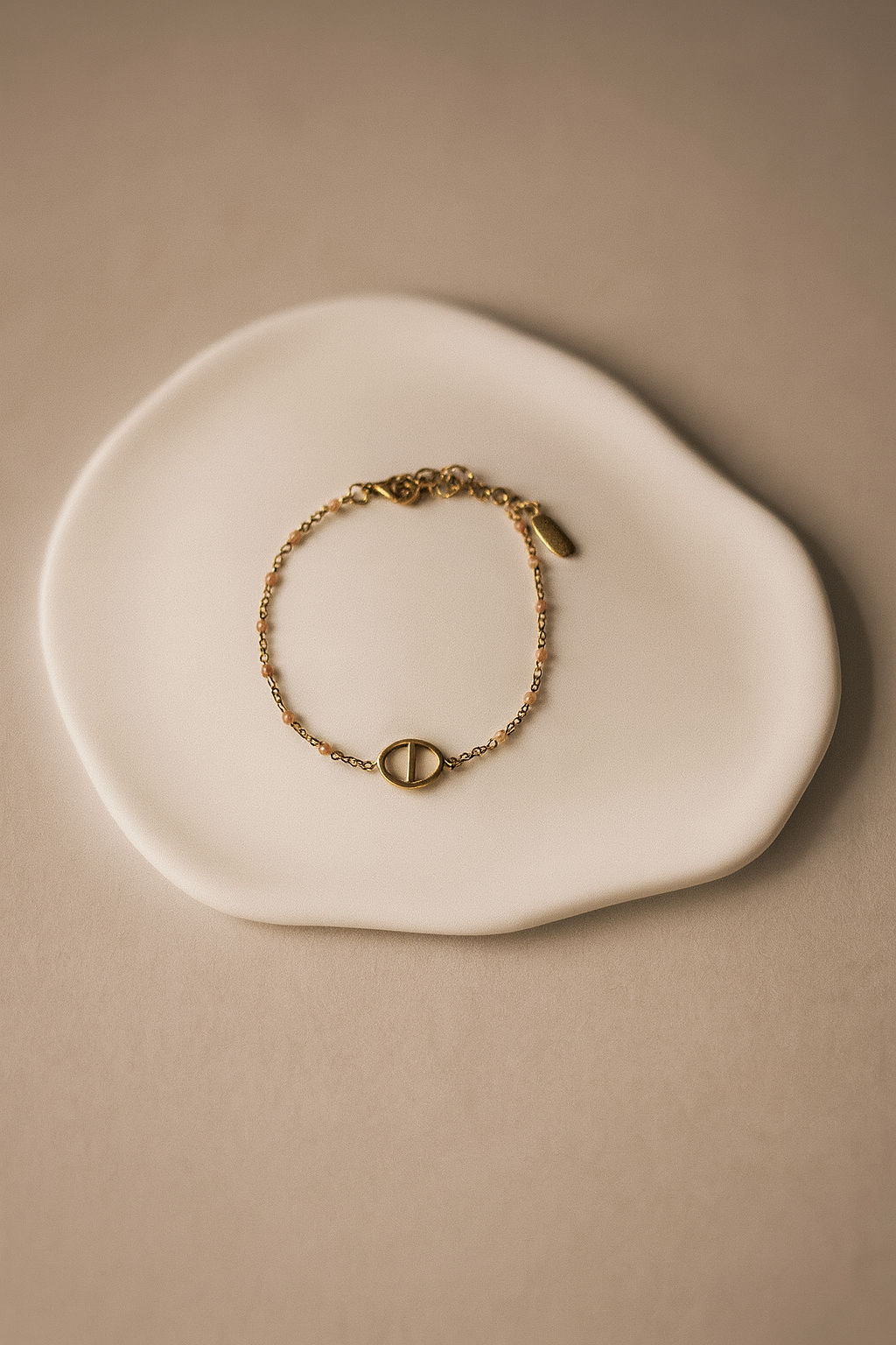 Bracelet minimaliste en perles dorée et rose clair