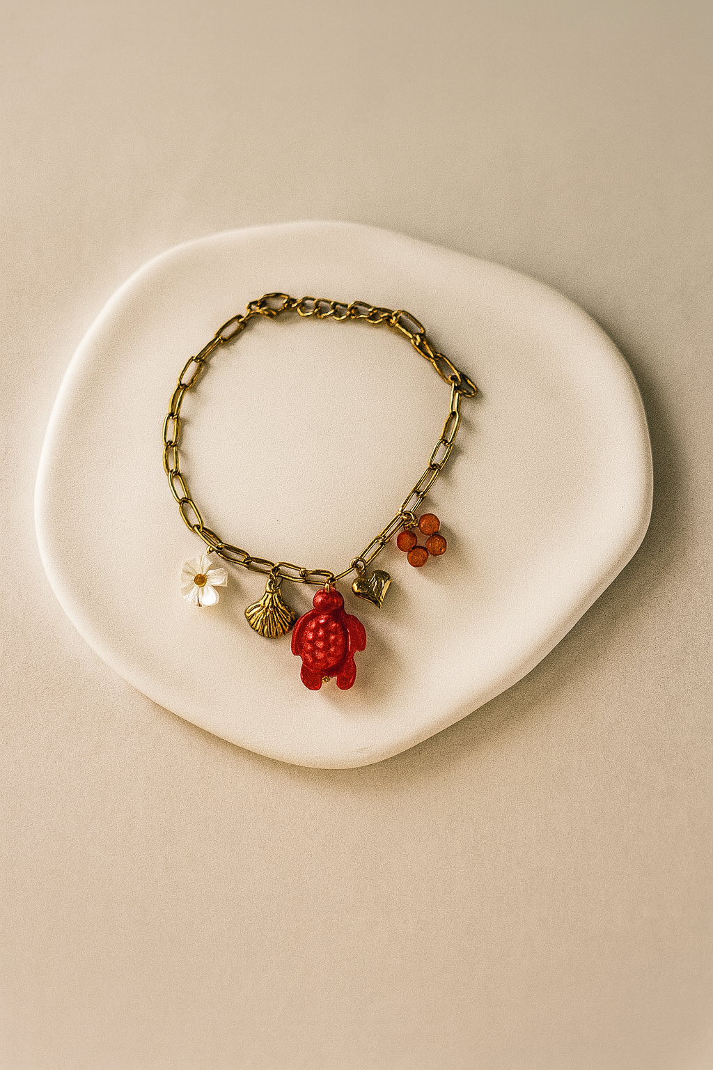 Bracelet Charms Rouge Corail – Chaîne Dorée & Tortue Chance