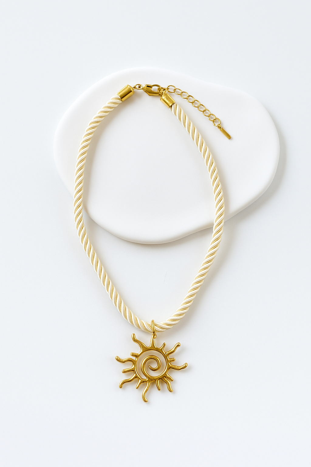Collier Soleil Doré – Corde Torsadée Ivoire