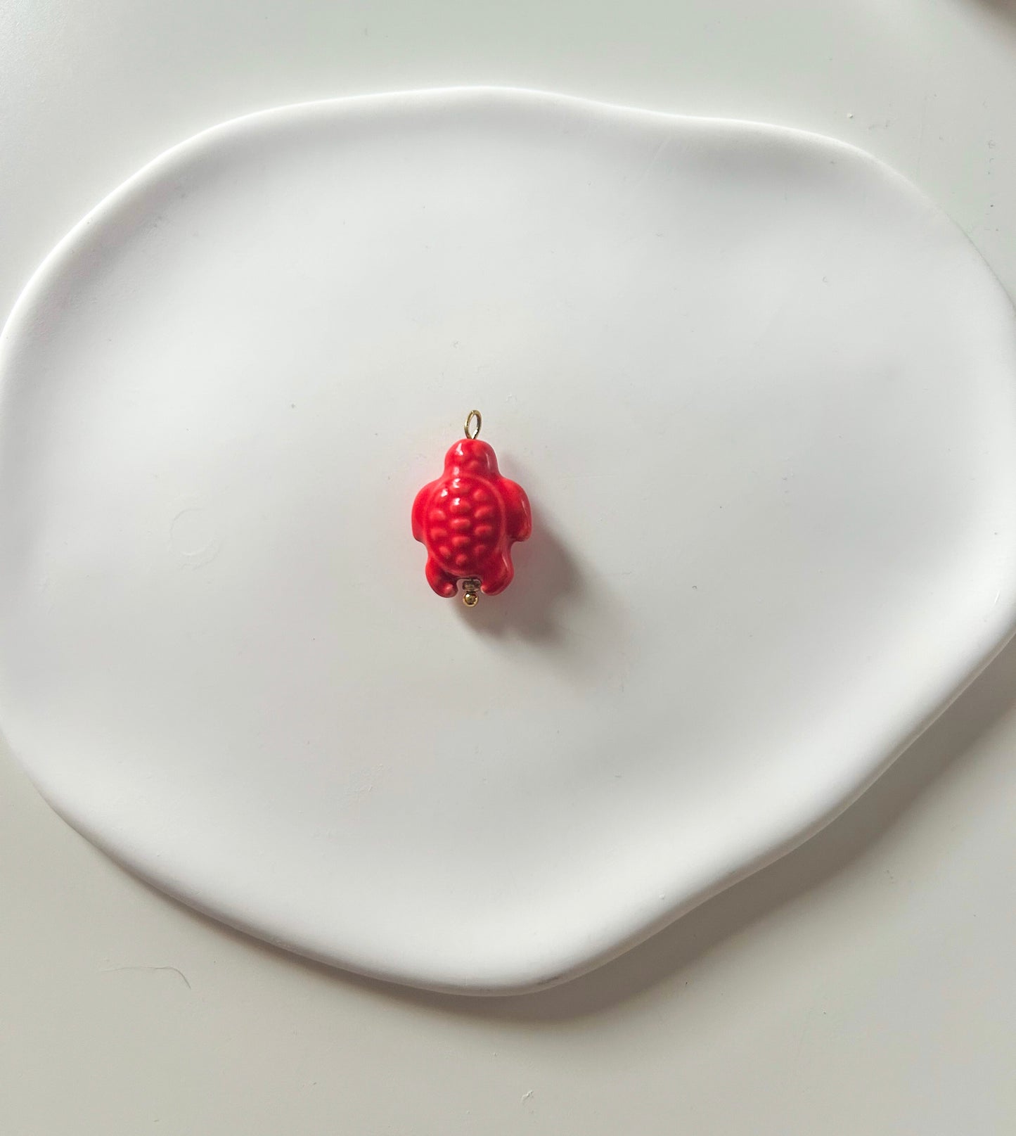 Charms tortue rouge – Symbole de chance et d’élégance