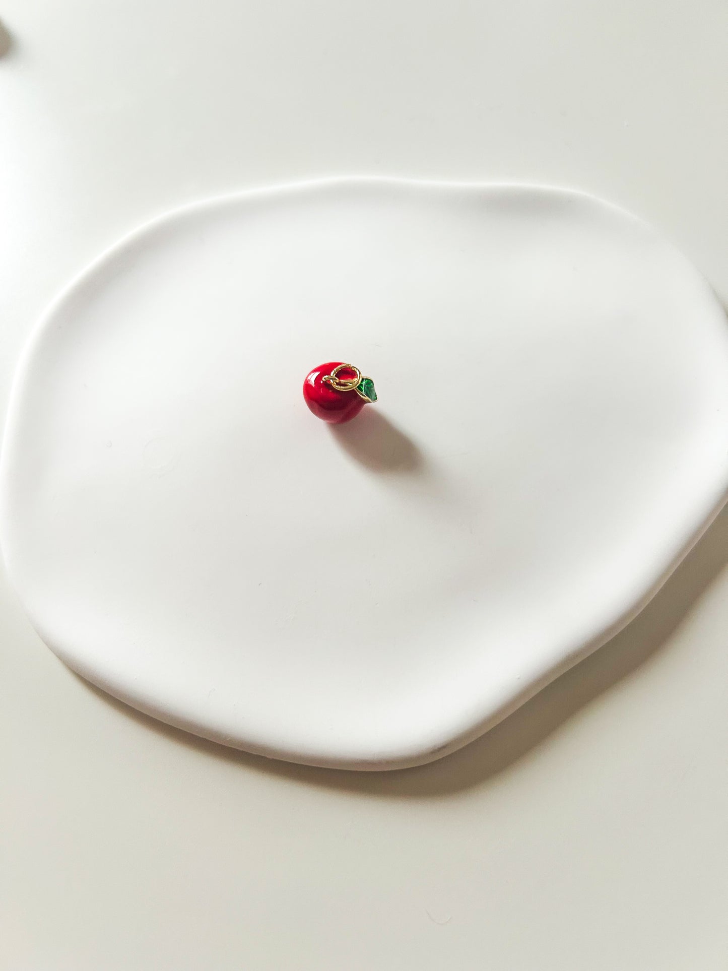 Charms Pomme Rouge – Breloque Fruitée et Élégante