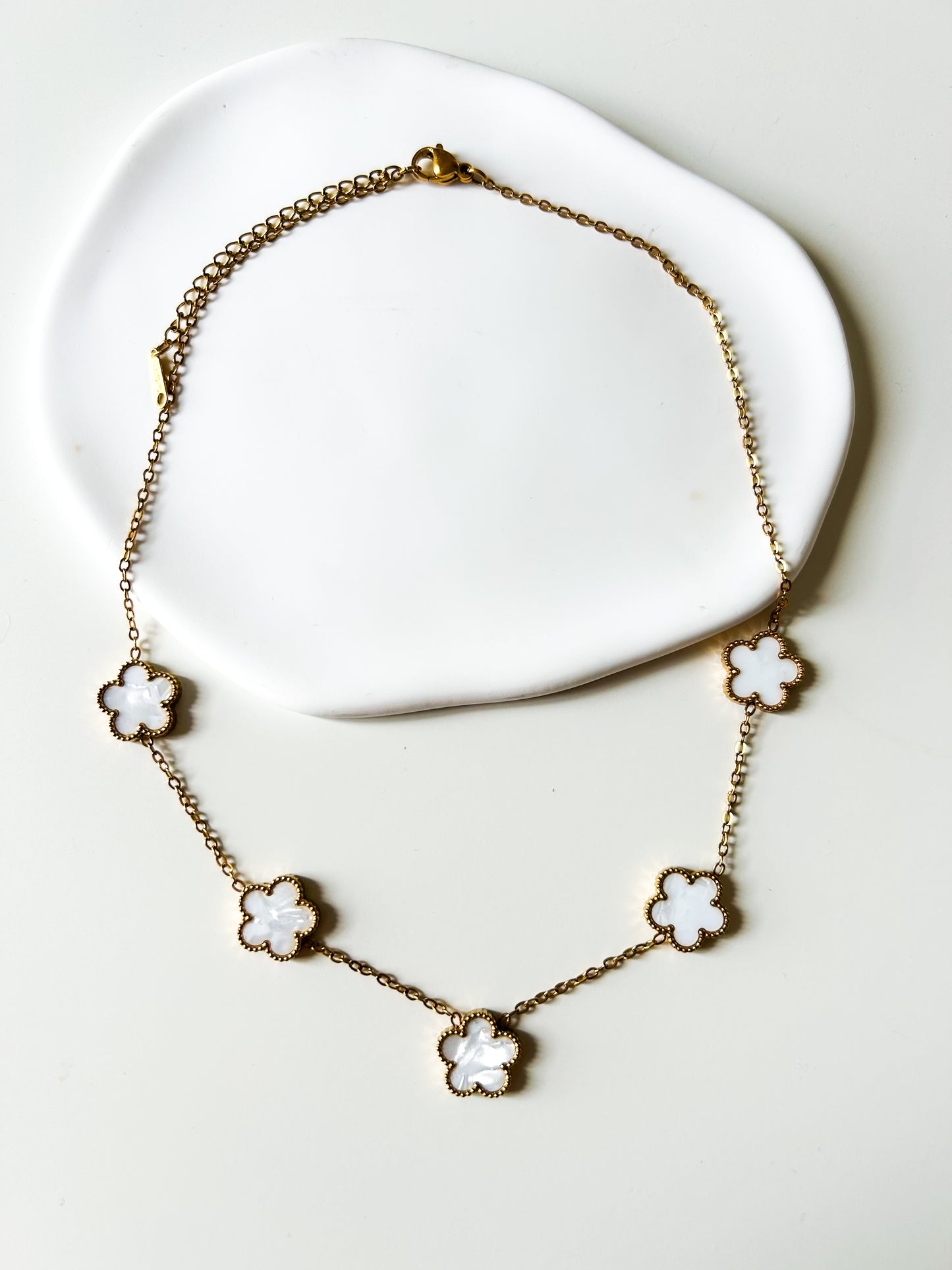 Collier doré trèfles blancs - Porte-Bonheur