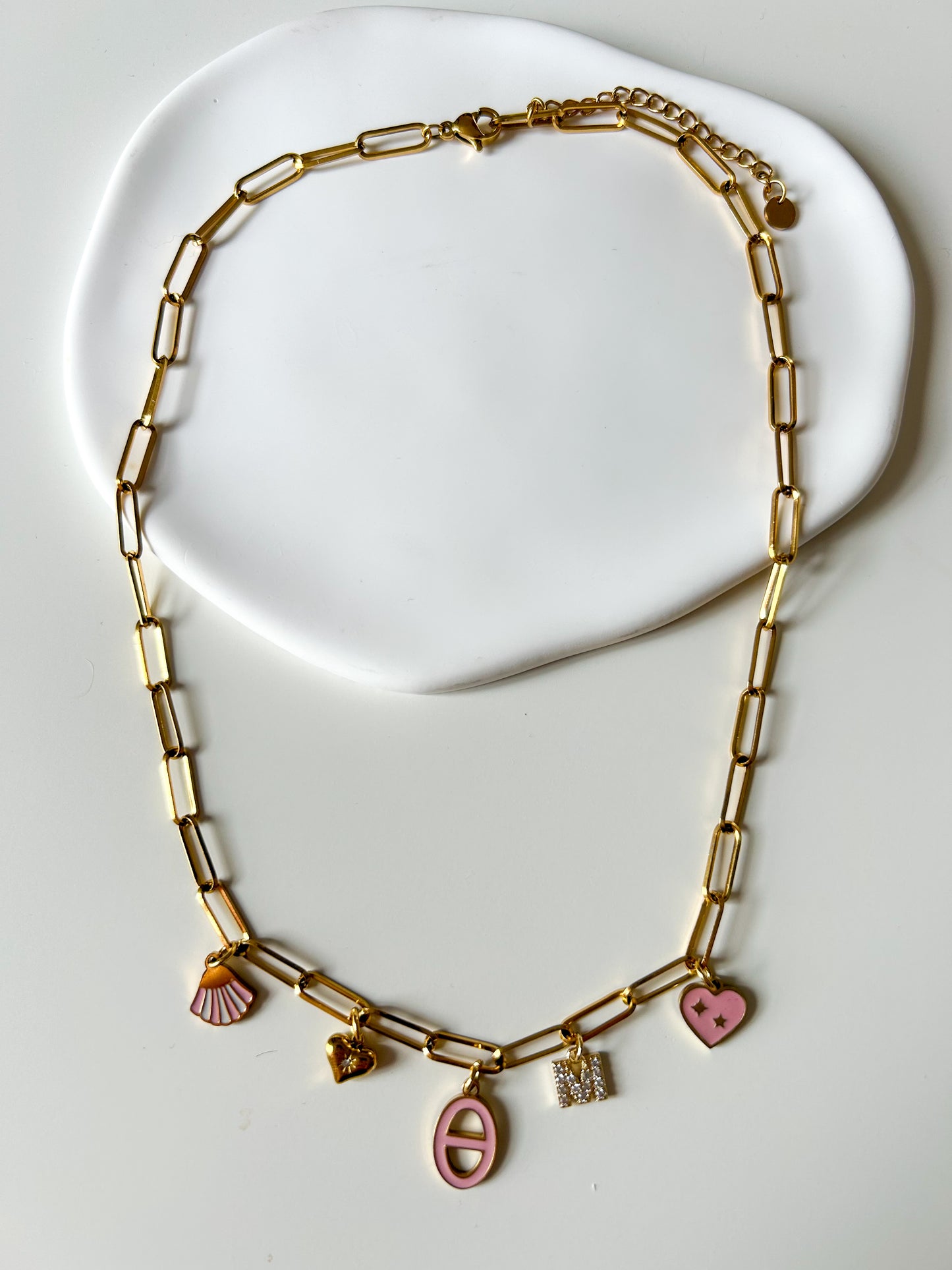 Collier doré à maillons et charms roses