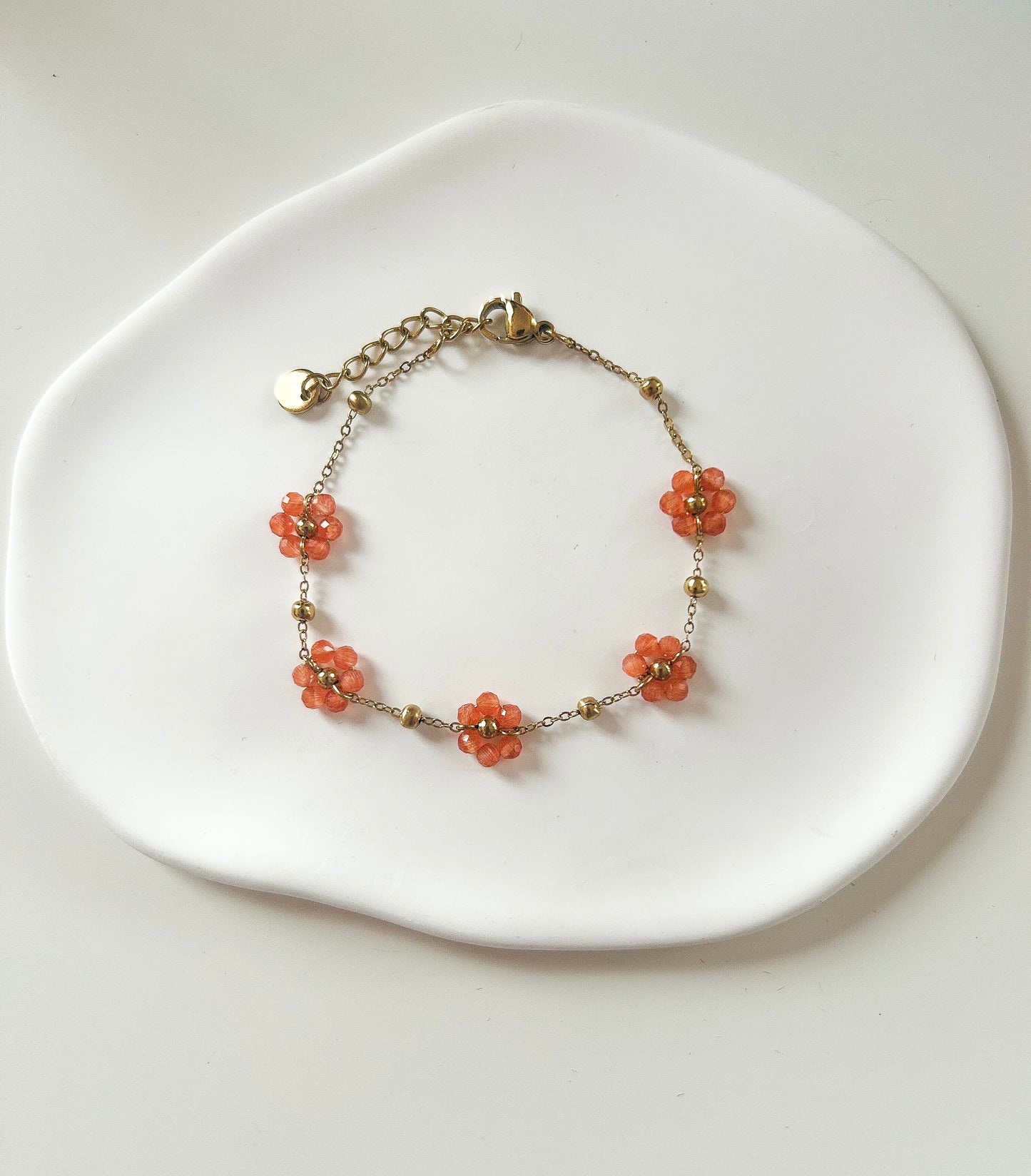Bracelet doré avec 5 fleurs orangées