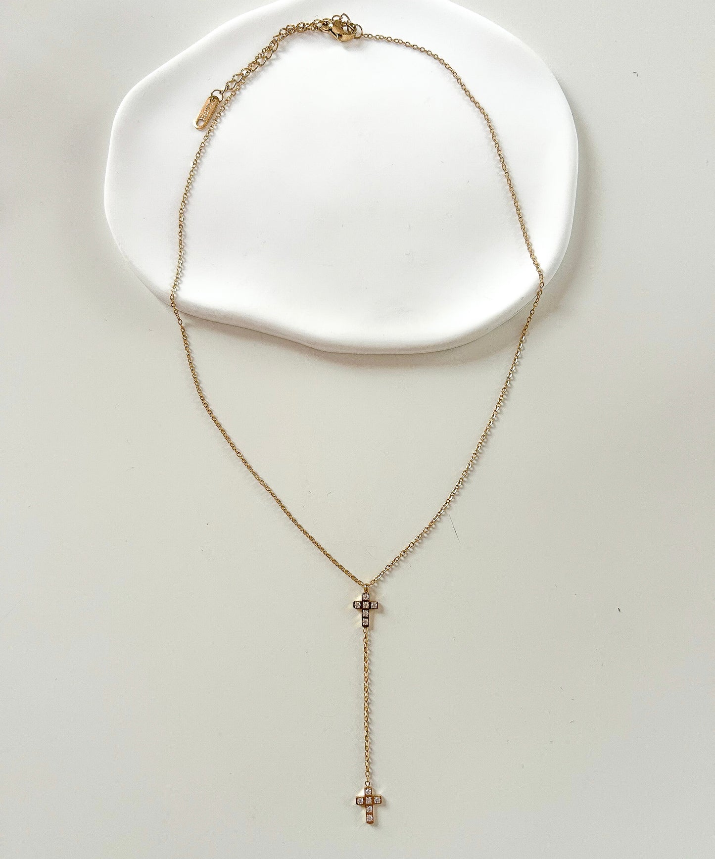 Collier sautoir doré avec pendentif croix pailletée