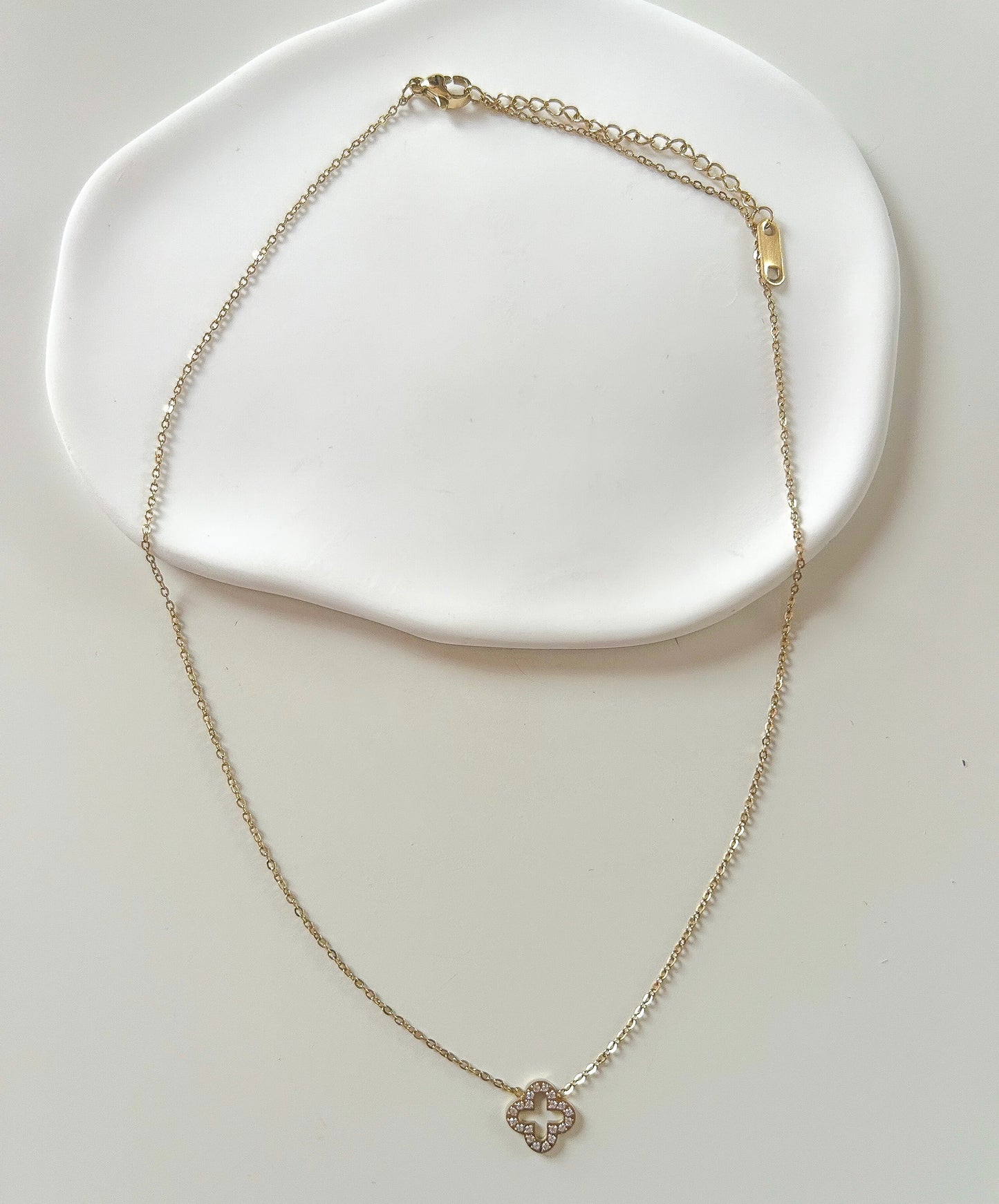 Collier doré avec pendentif trèfle pailleté