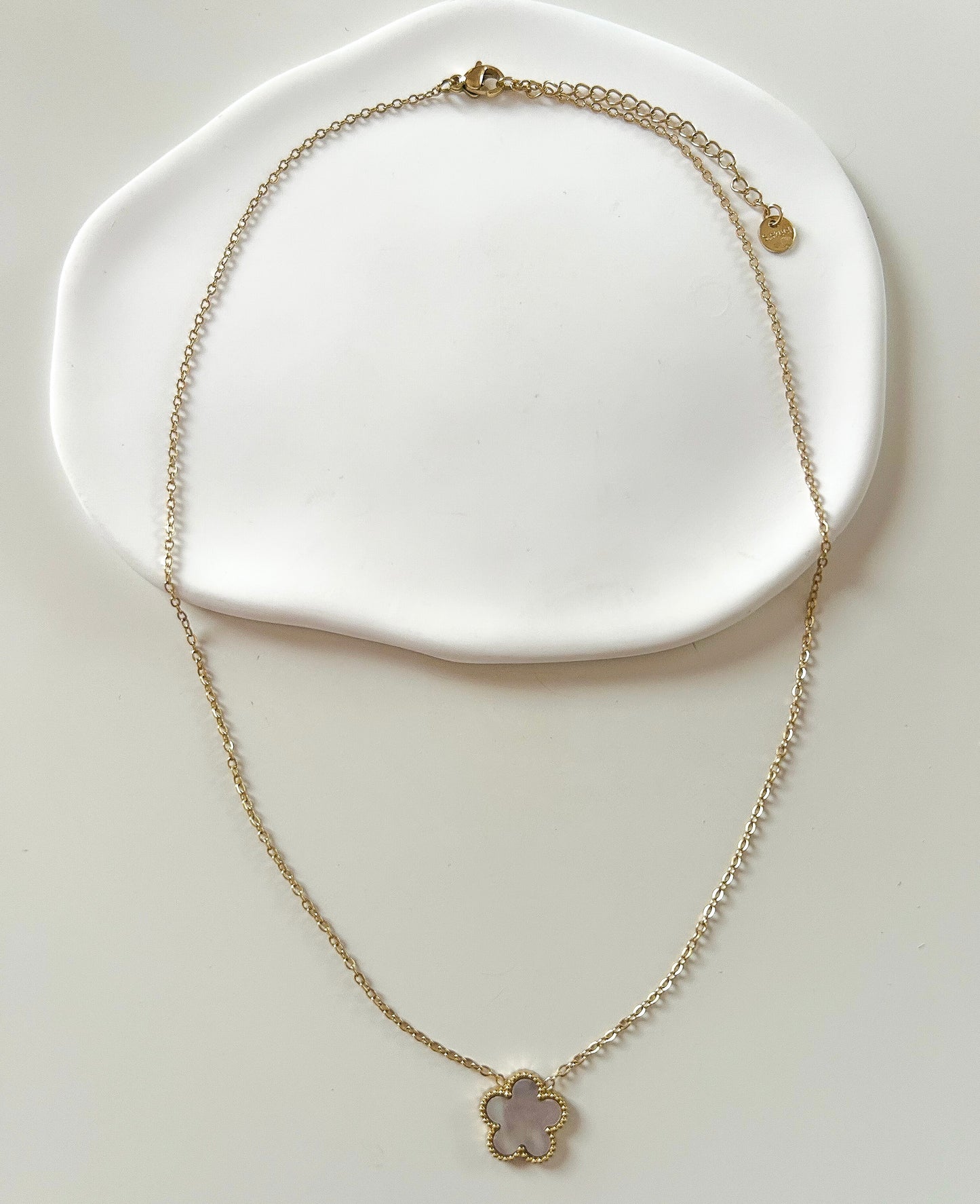 Collier doré avec pendentif trèfle marbré blanc