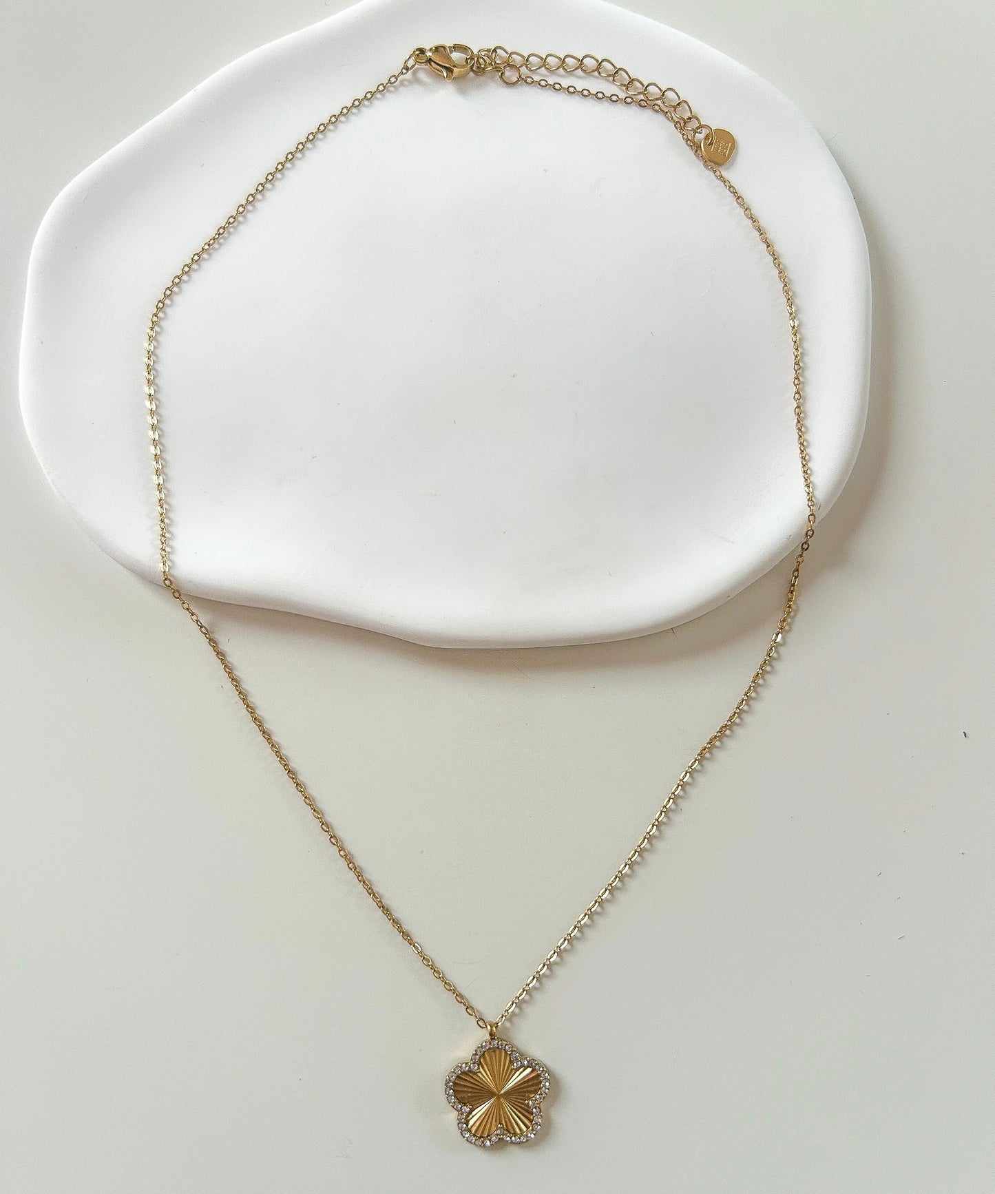 Collier doré avec pendentif trèfle chanceux