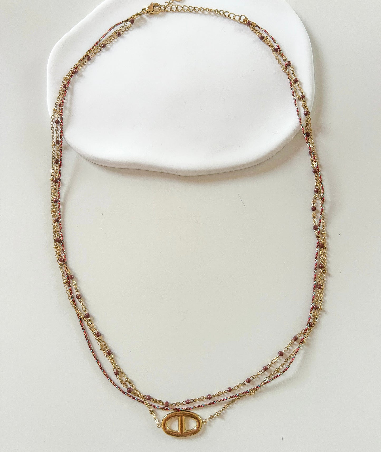 Collier multirangs doré avec perles et pendentif ovale