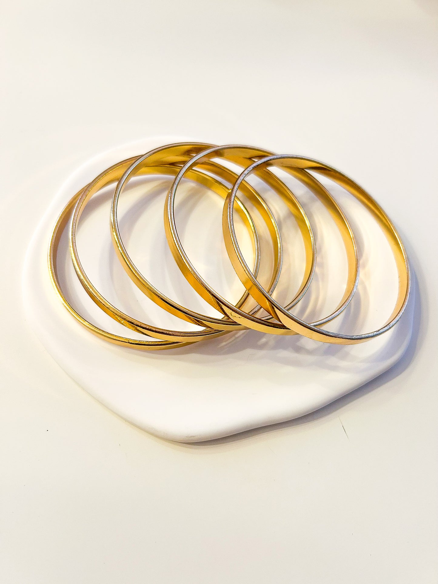 Bracelets - Lot de 5 joncs dorés