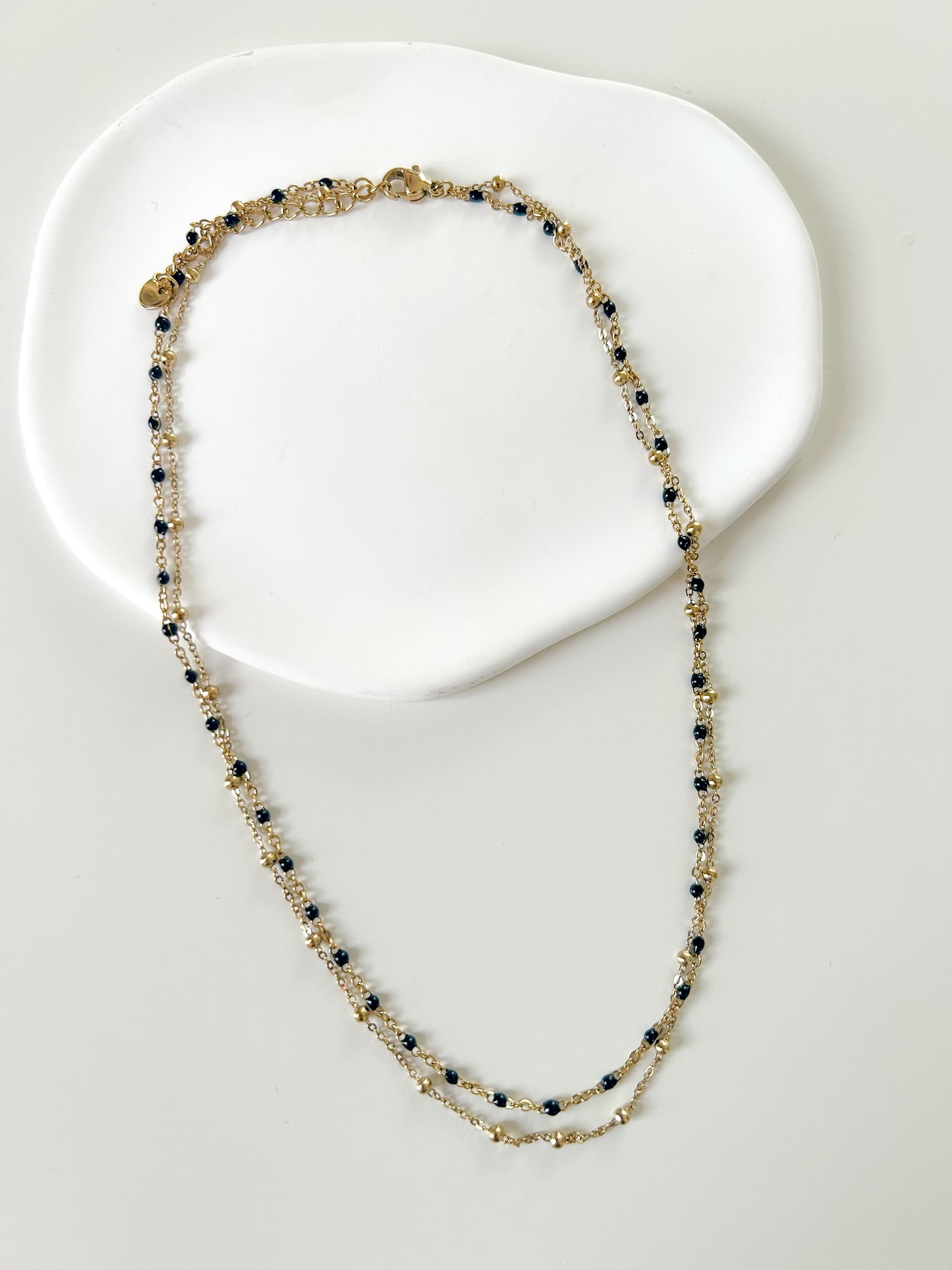 Collier double doré – avec boule dorée ou boules noires – chic & tendance