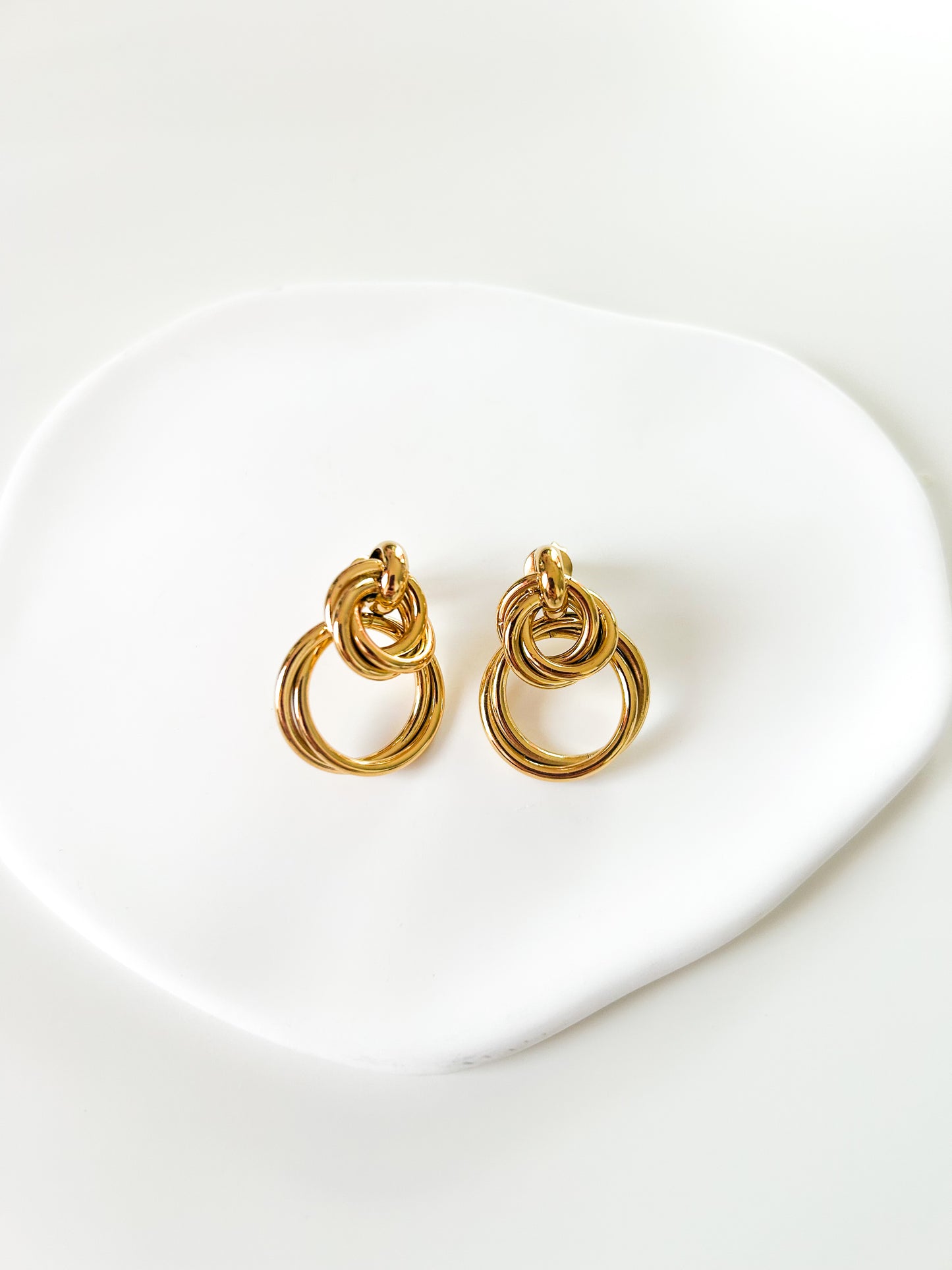 Boucles d’oreilles dorées anneaux entrelacés tendance