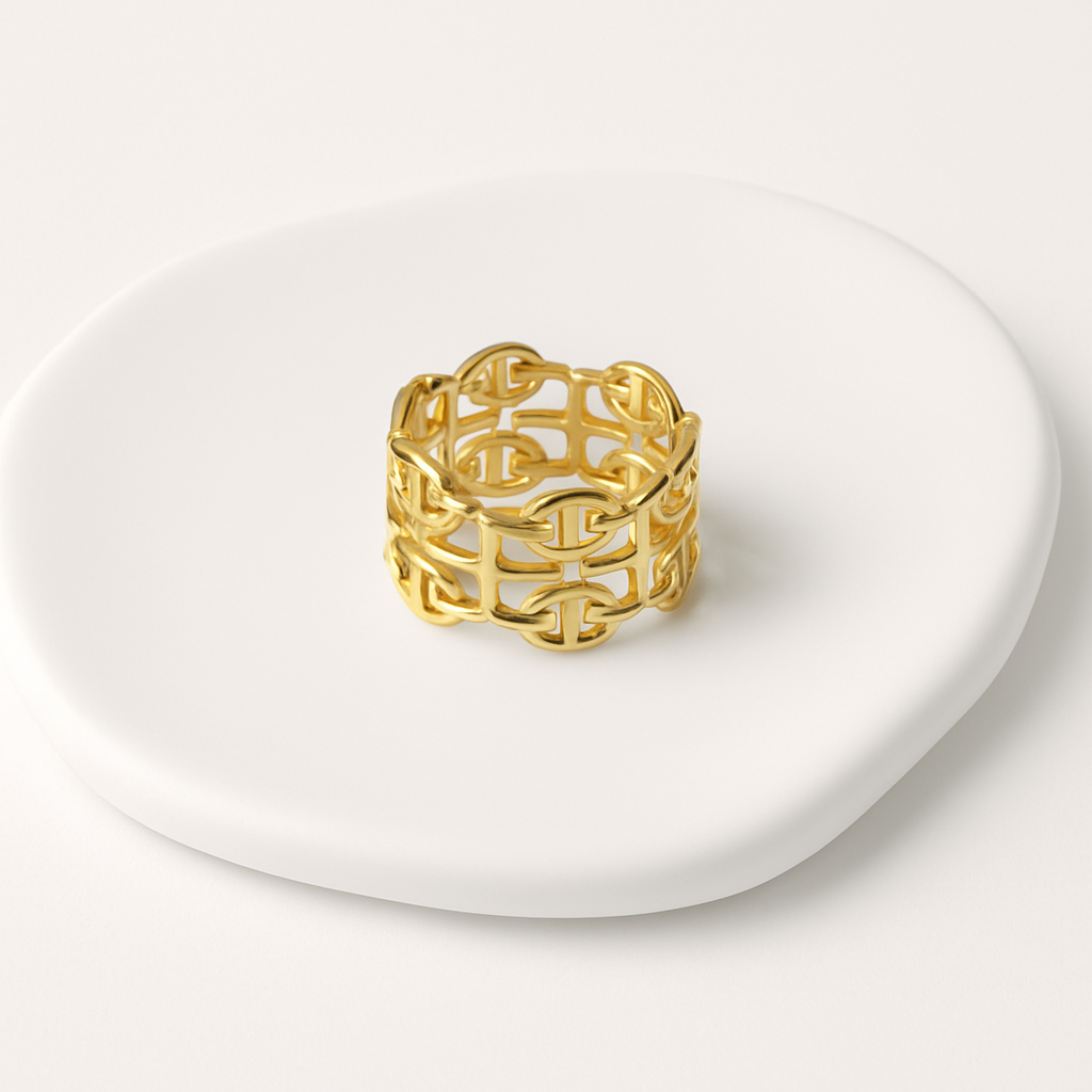 Bague dorée ajourée – Raffinement et modernité