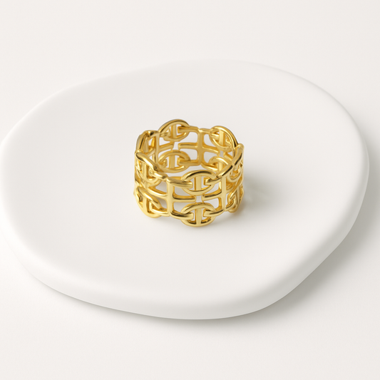 Bague dorée ajourée – Raffinement et modernité