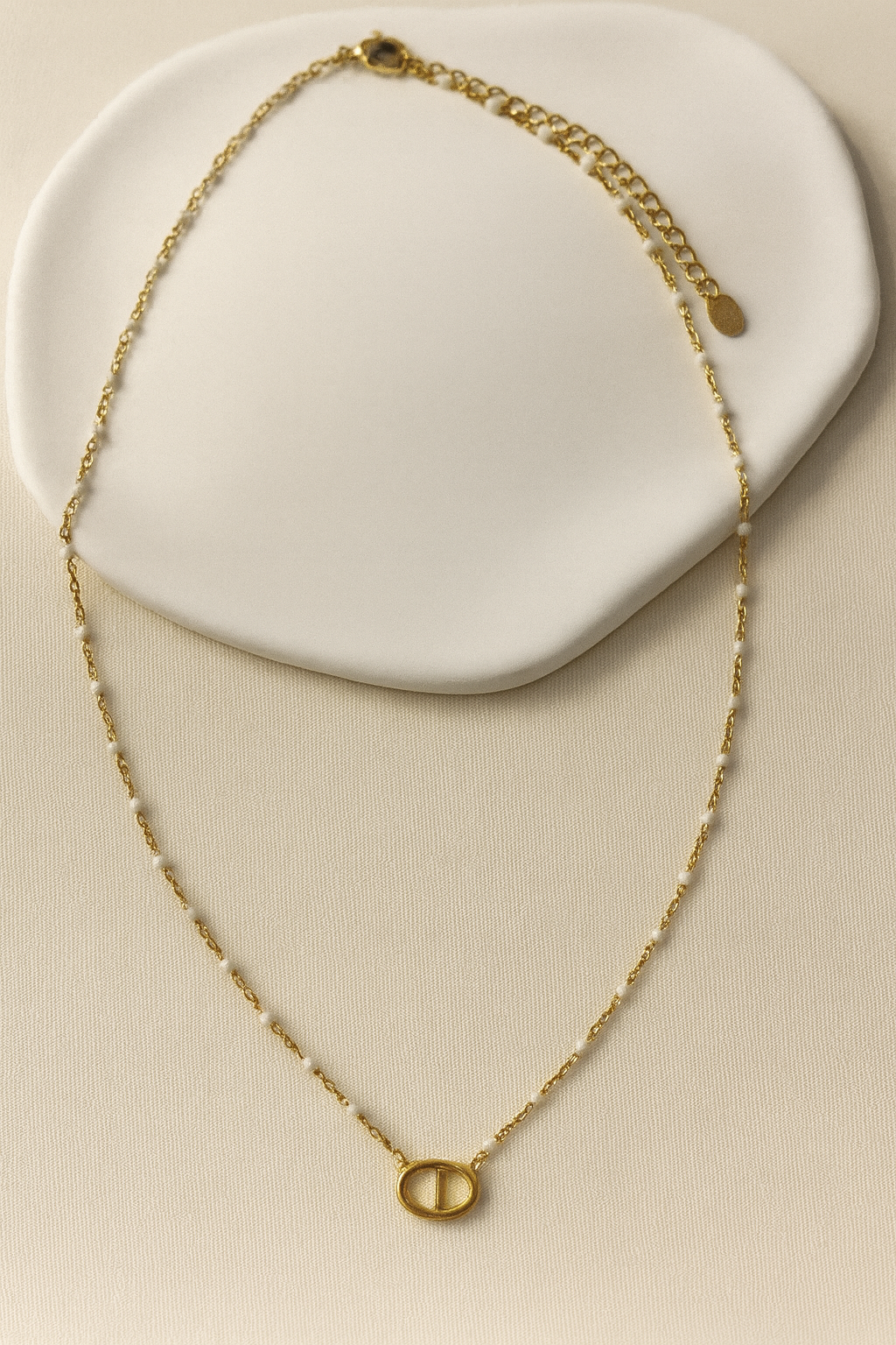 Collier perlé blanc et doré