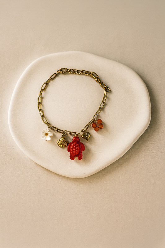 Bracelet Charms Rouge Corail – Chaîne Dorée & Tortue Chance