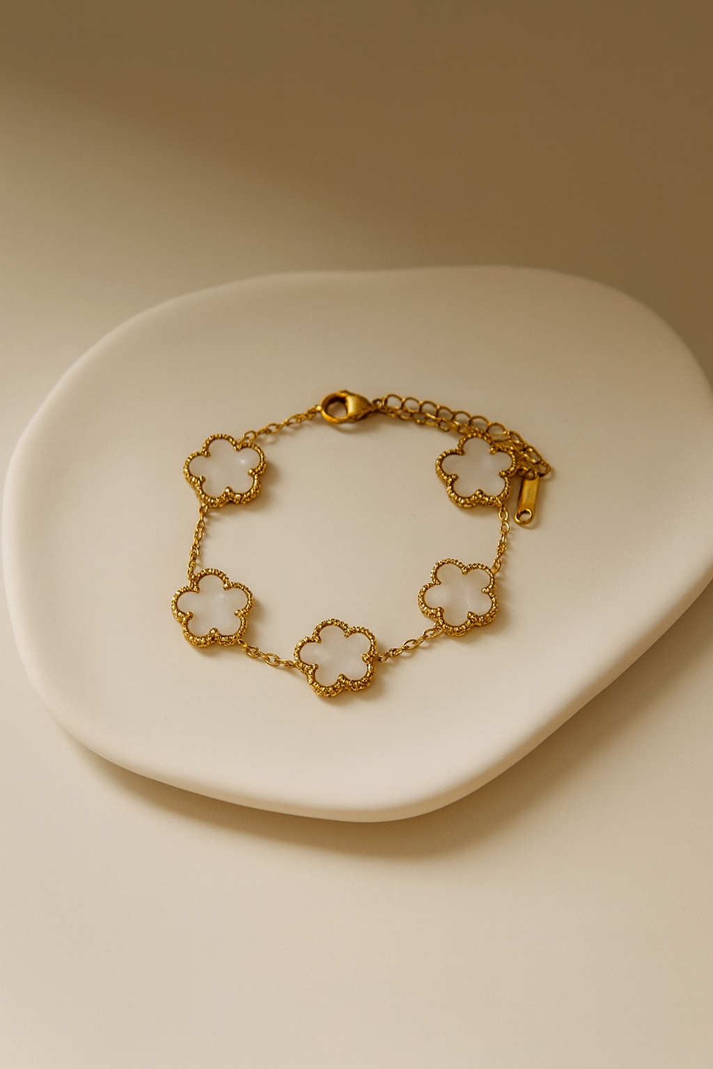 Bracelet doré trèfles blancs – Élégance porte-bonheur