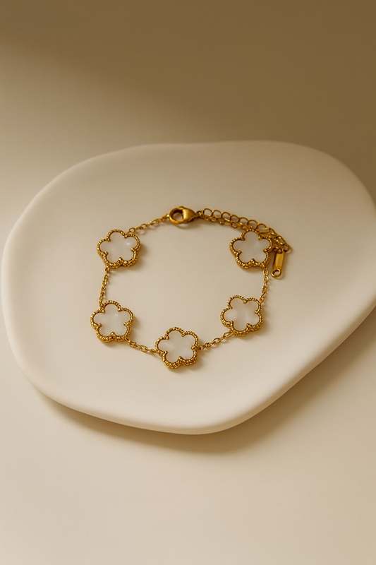 Bracelet doré trèfles blancs – Élégance porte-bonheur
