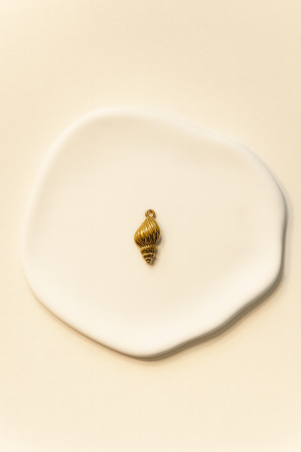 Charms Doré en forme de coquillage Taille Moyen - en acier inoxydable couleur or