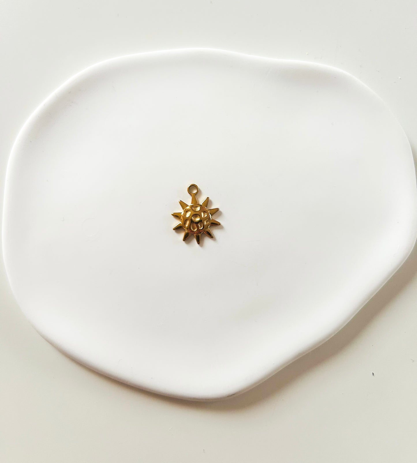 Charms Soleil Doré Taille Moyen avec Détails en Relief