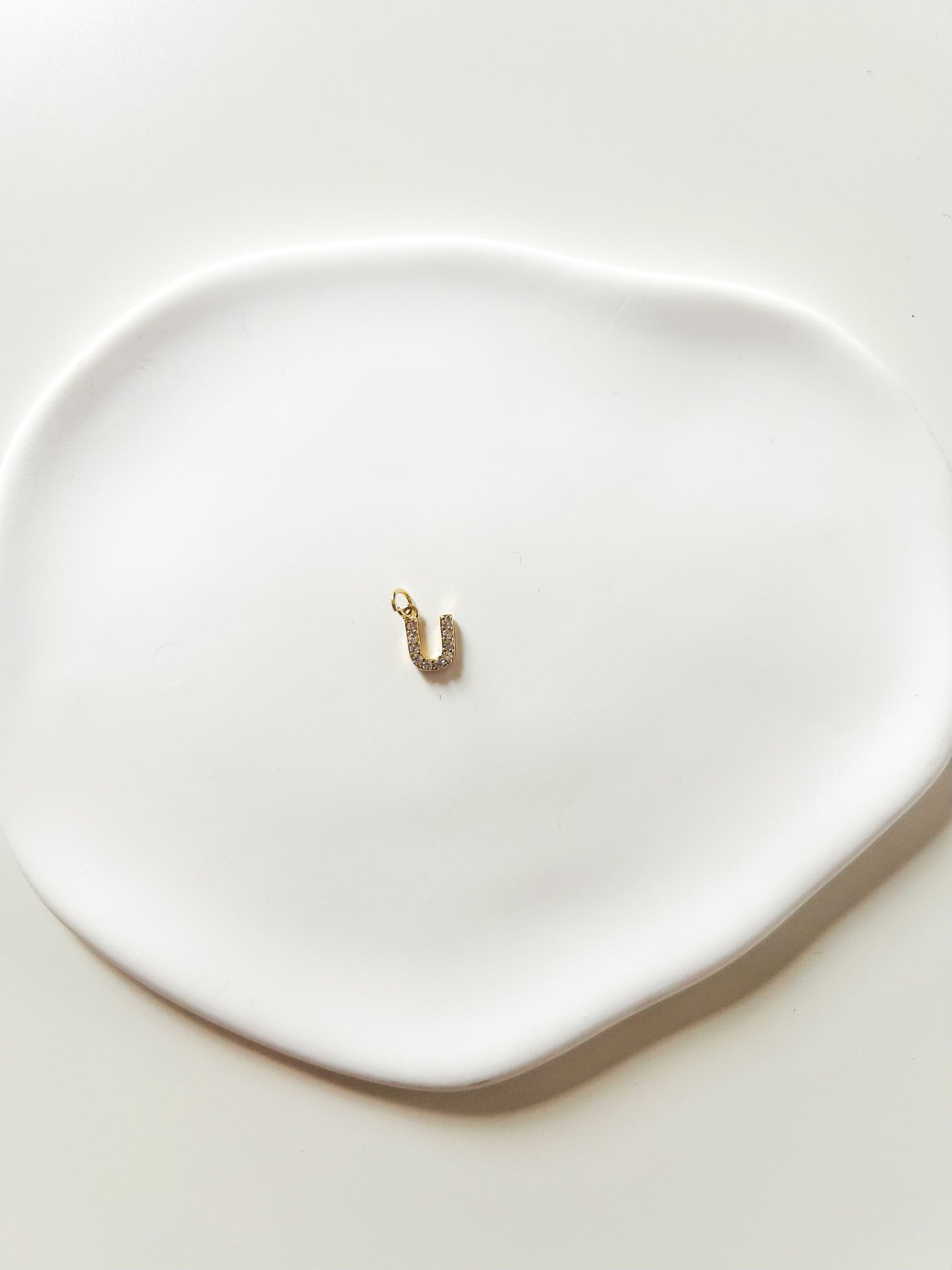 Charms Lettre U – Breloque Alphabet Élégante