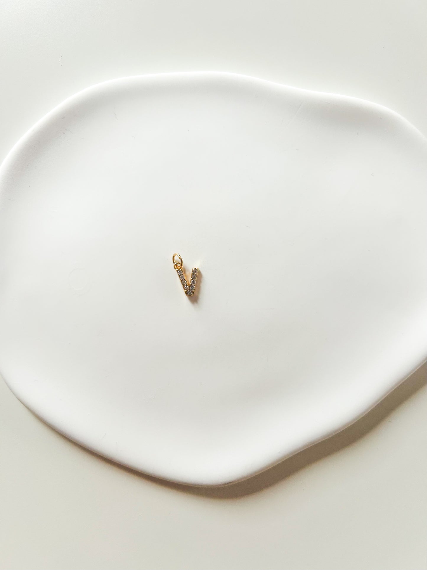 Charms Lettre V – Breloque Alphabet Élégante