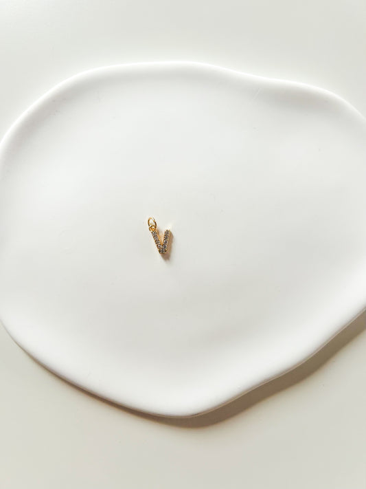 Charms Lettre V – Breloque Alphabet Élégante