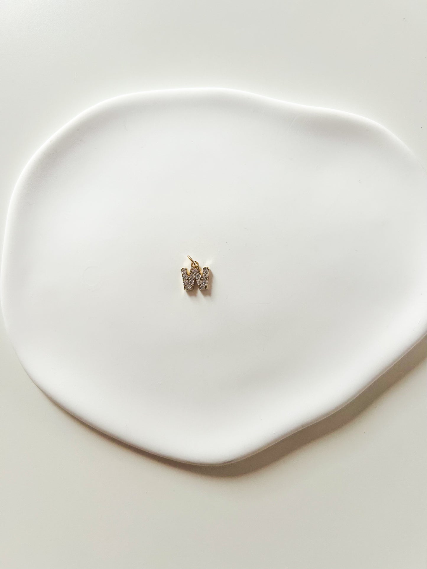 Charms Lettre W – Breloque Alphabet Élégante