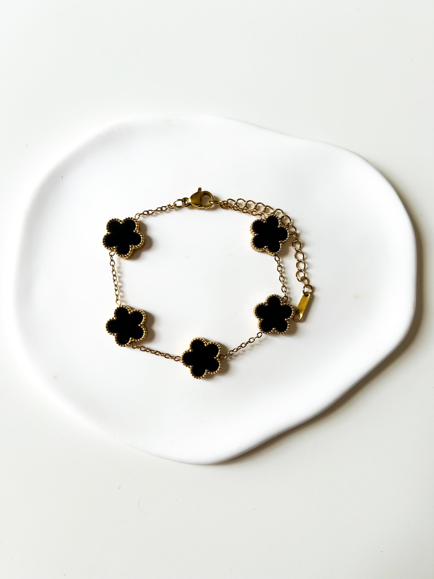 Bracelet doré trèfles noirs - Elégance porte-bonheur