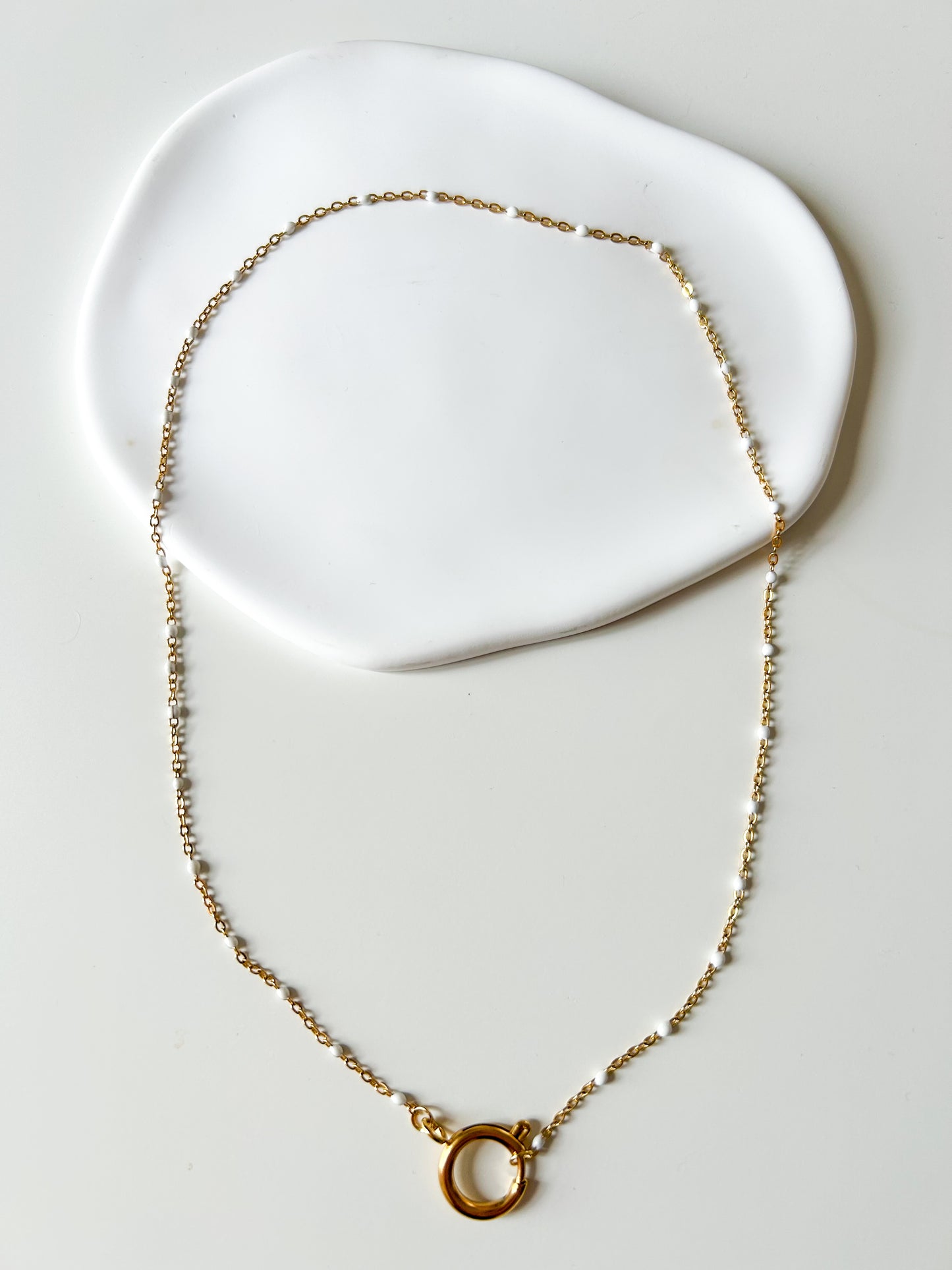 Collier doré minimaliste avec pendentif anneau / charms