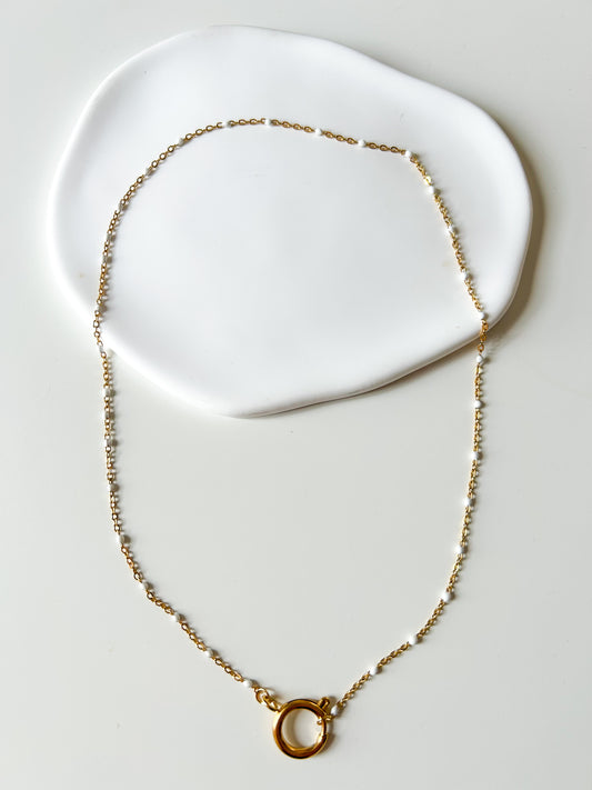 Collier doré minimaliste avec pendentif anneau / charms