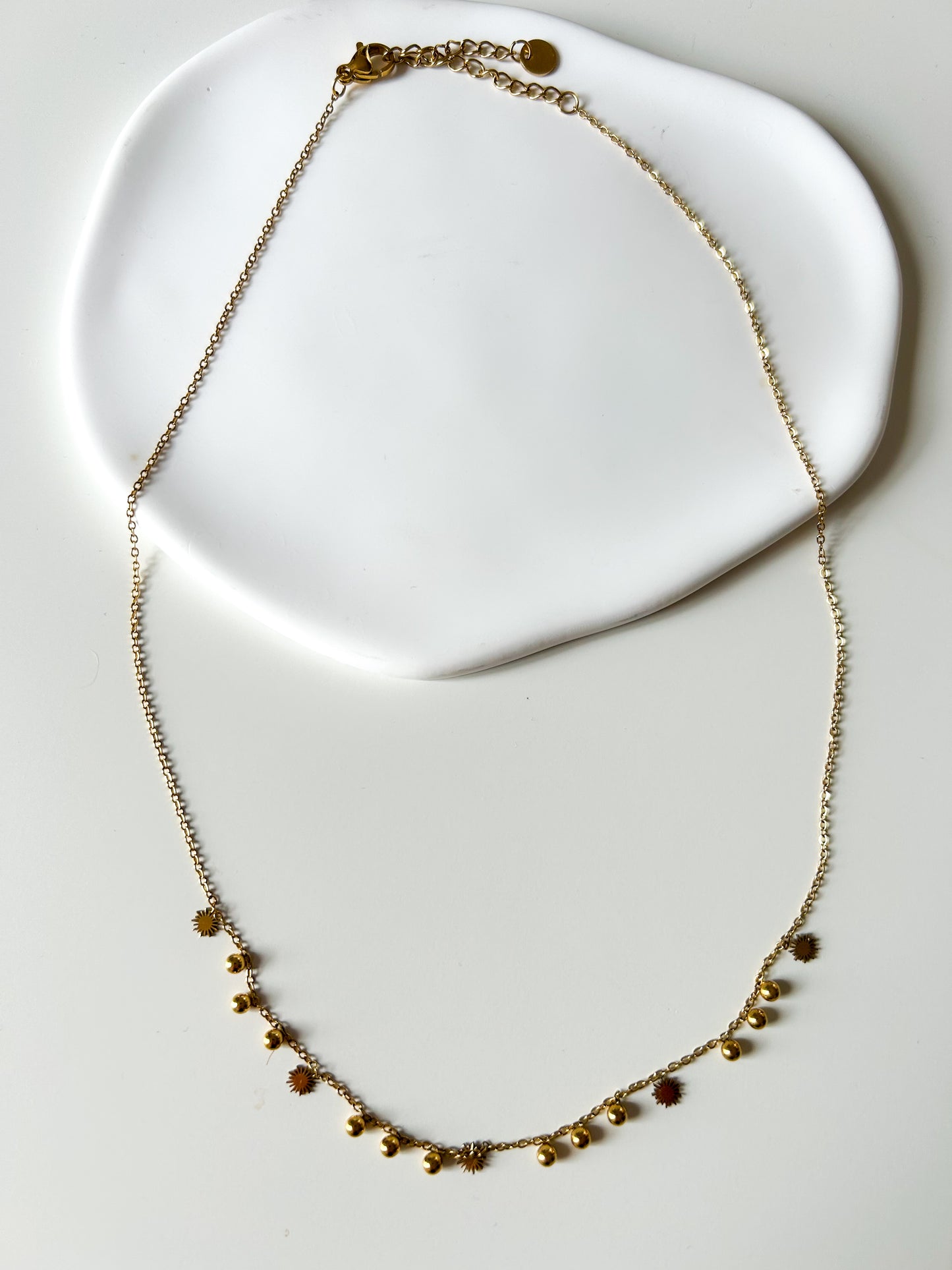 Collier doré - finesse et éclat discret