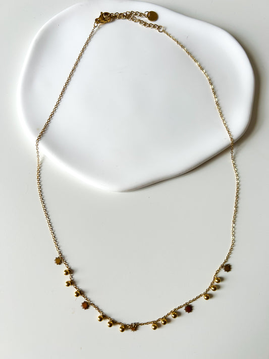 Collier doré - finesse et éclat discret