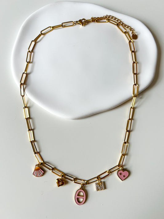 Collier doré à maillons et charms roses
