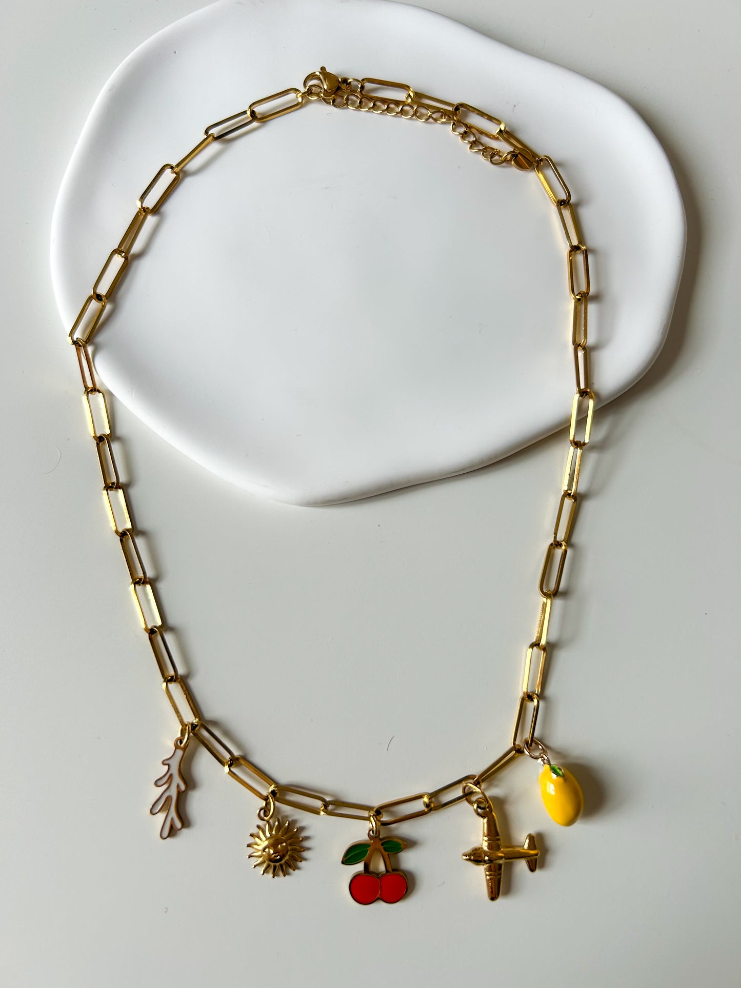 Collier doré à maillons et charms divers