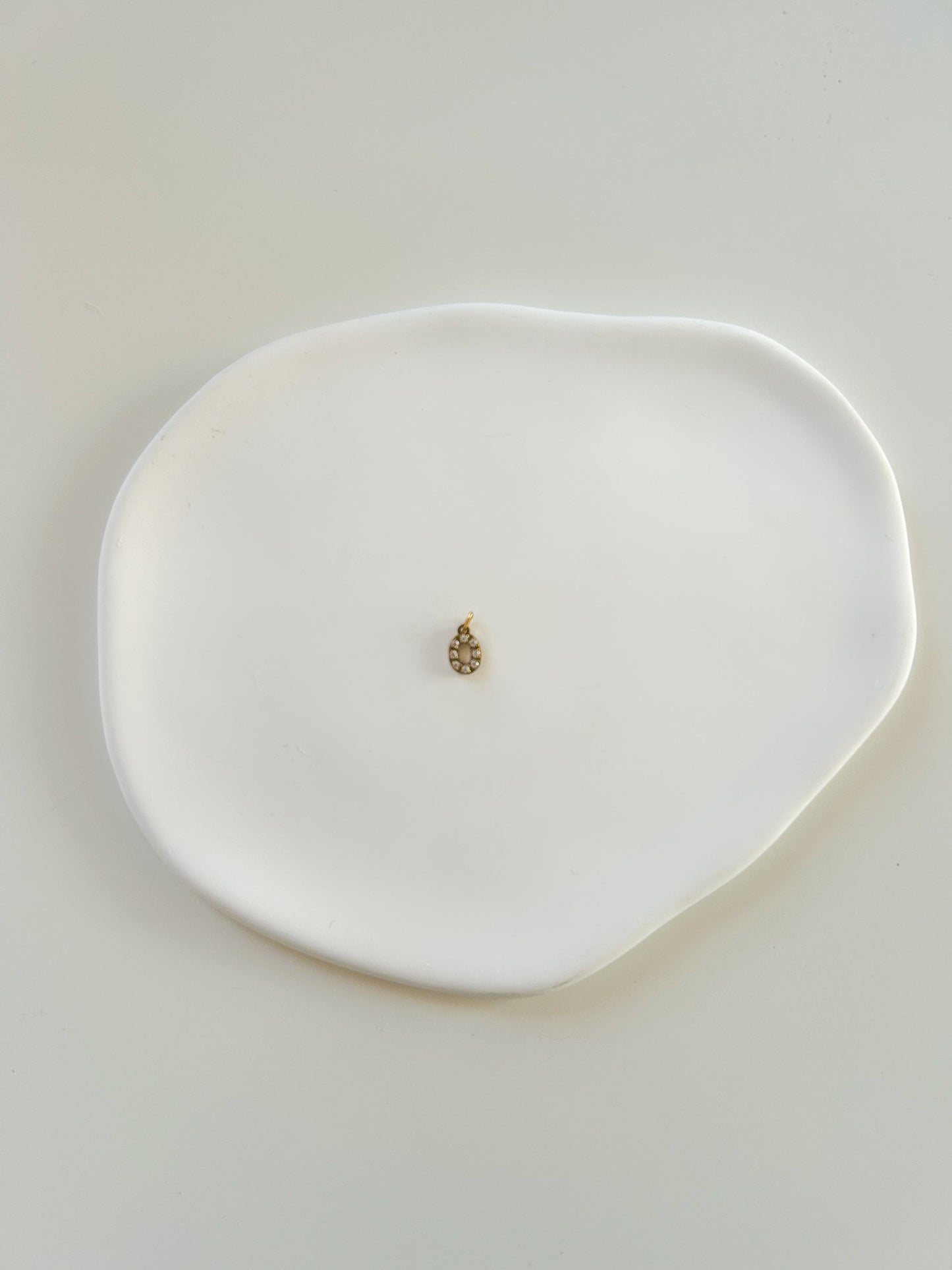 Charms pendentif lettre O doré avec strass