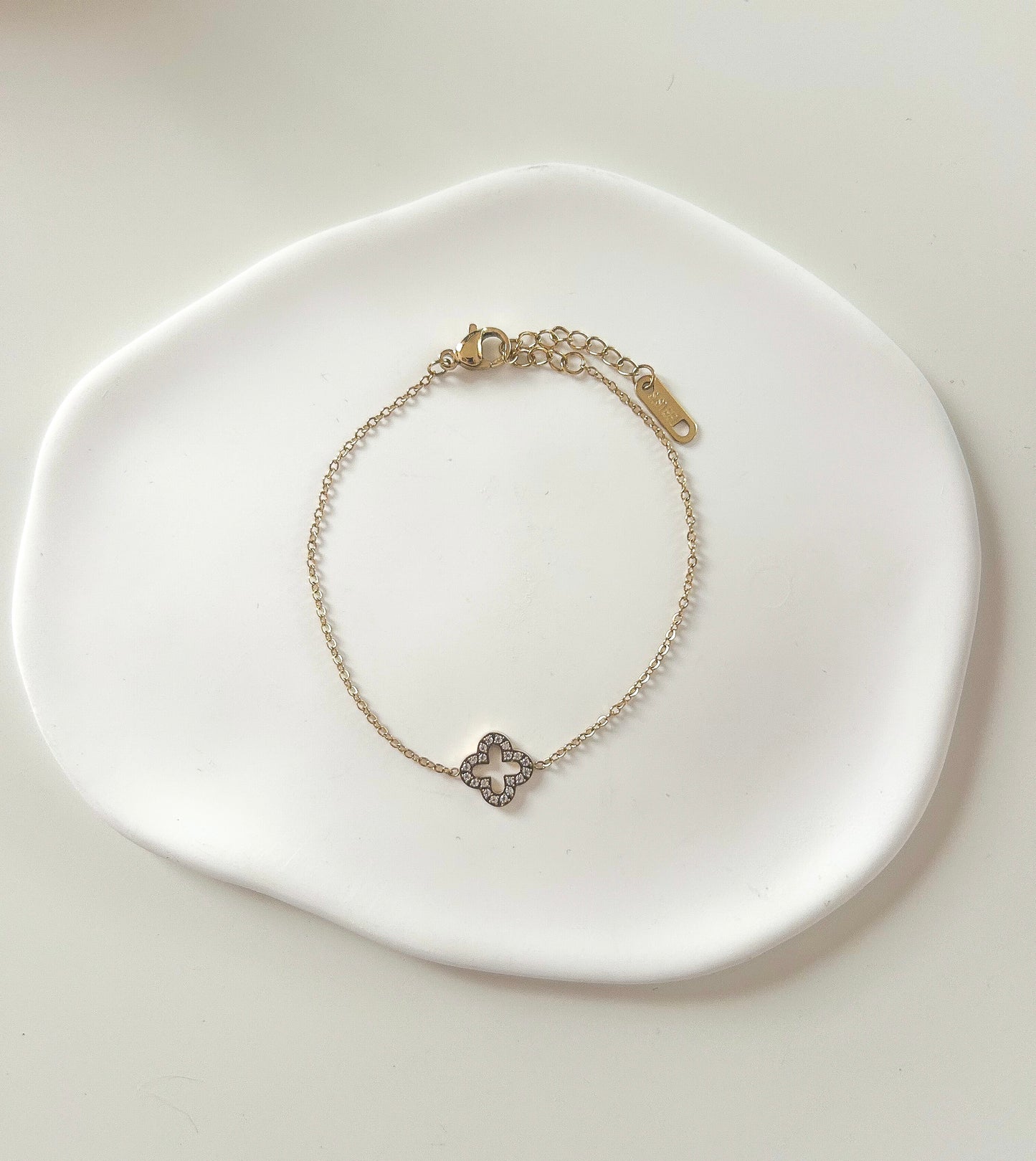 Bracelet doré avec petit trèfle pailleté
