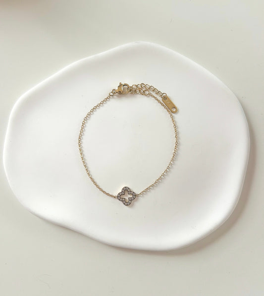 Bracelet doré avec petit trèfle pailleté