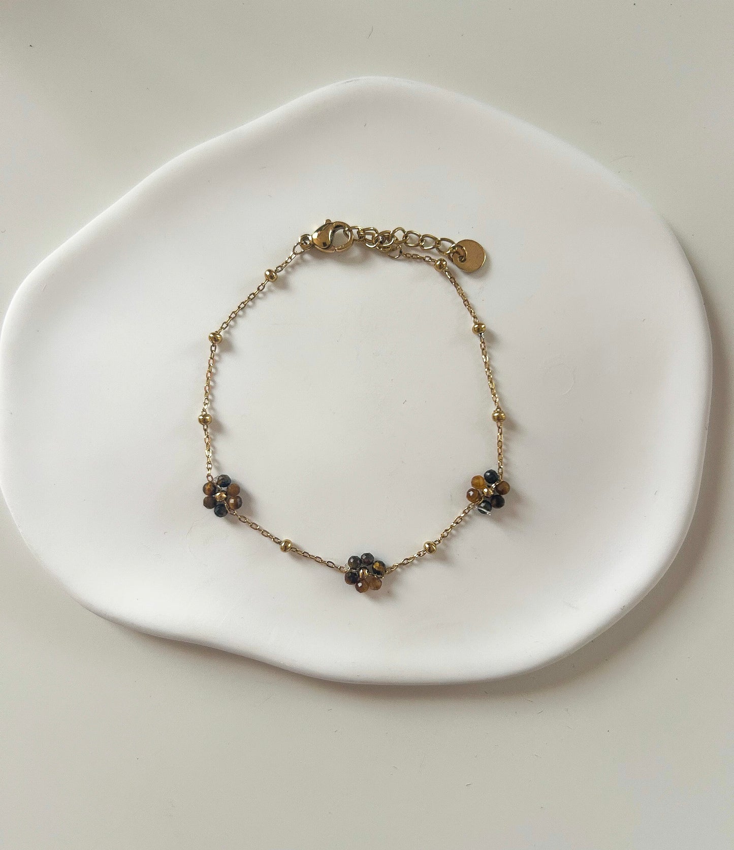 Bracelet doré avec 3 fleurs marrons