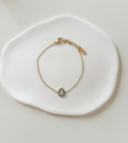 Bracelet délicat avec goutte dorée