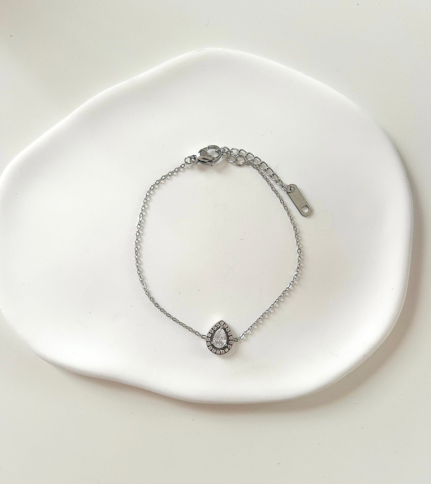 Bracelet délicat avec goutte argentée