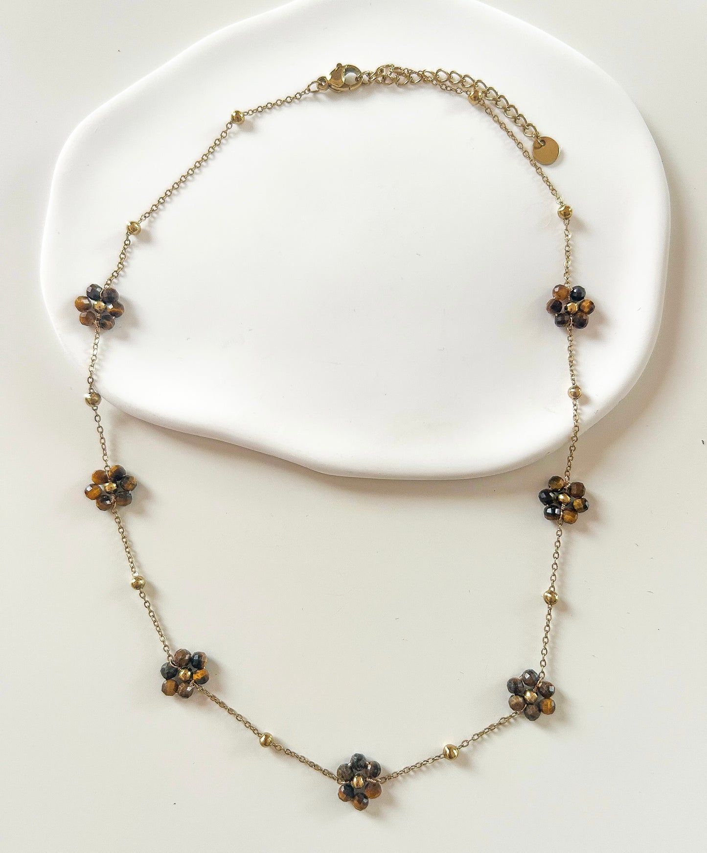 Collier doré avec 7 fleurs marrons