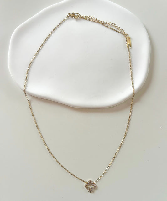 Collier doré avec pendentif trèfle pailleté