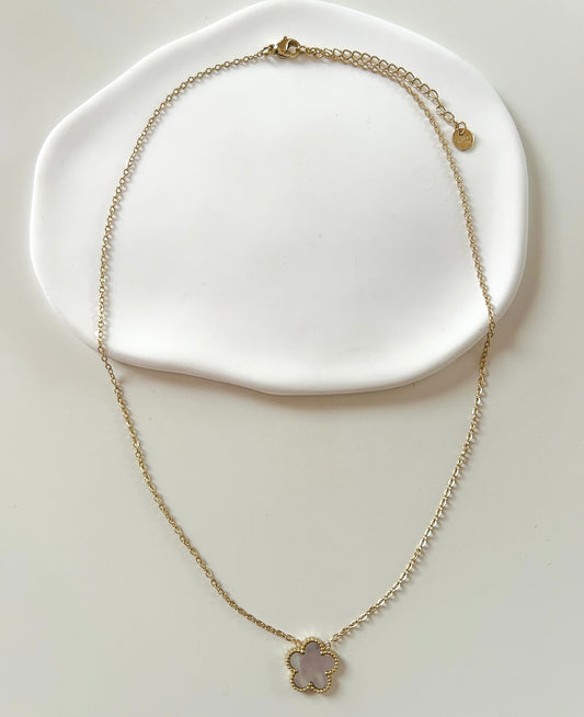Collier doré avec pendentif trèfle marbré blanc