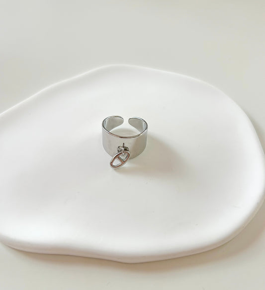 Bague argentée avec petit pendentif ovale