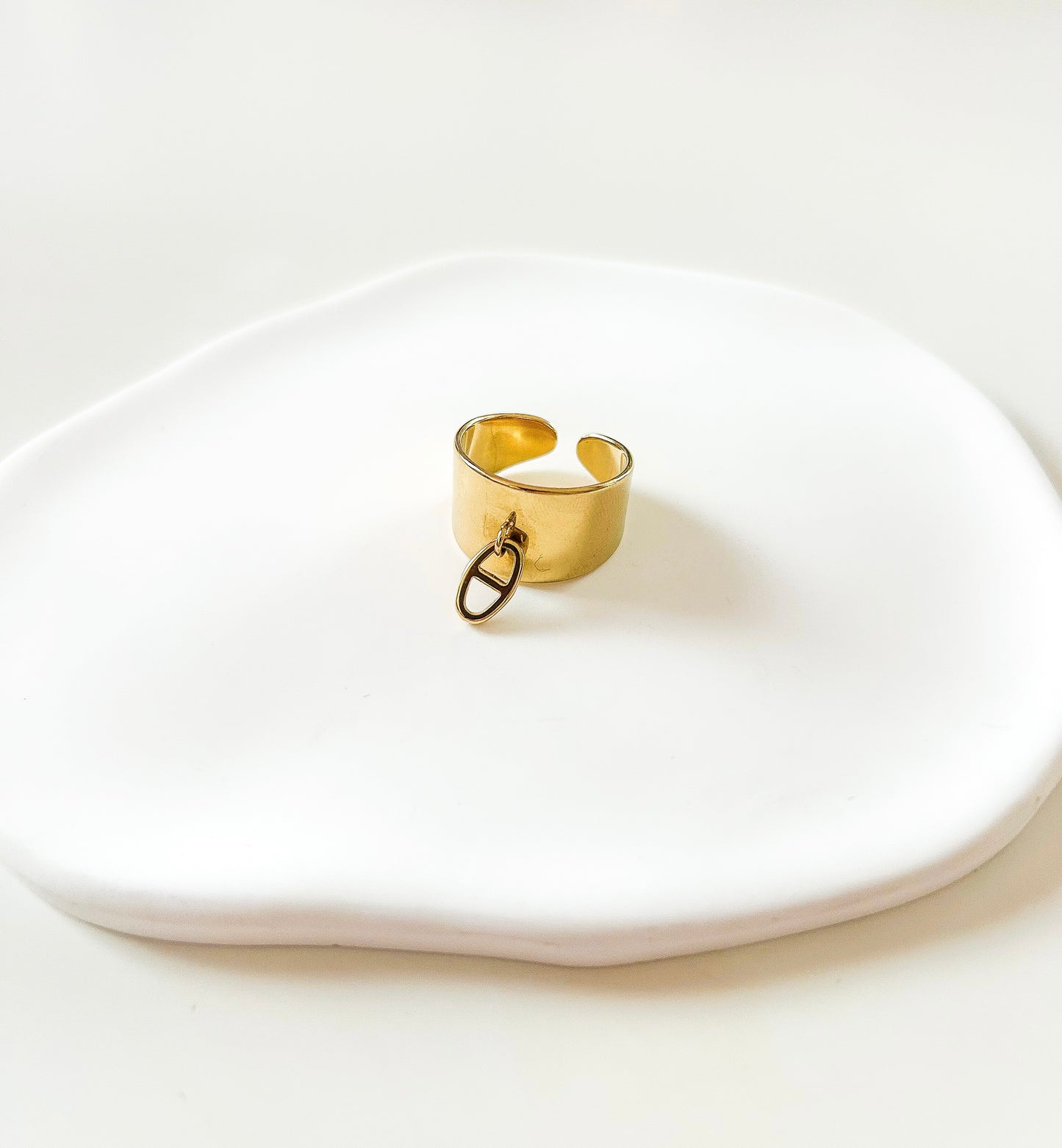 Bague dorée avec petit pendentif