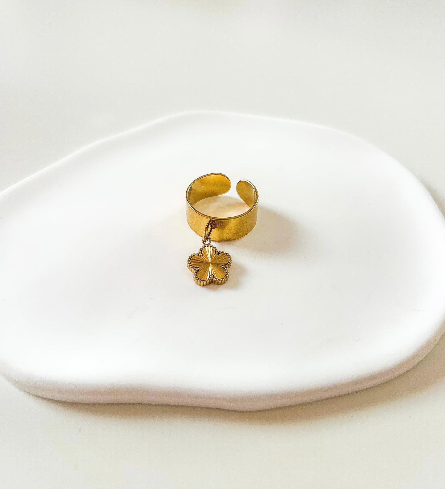 Bague dorée avec pendentif trèfle - porte bonheur