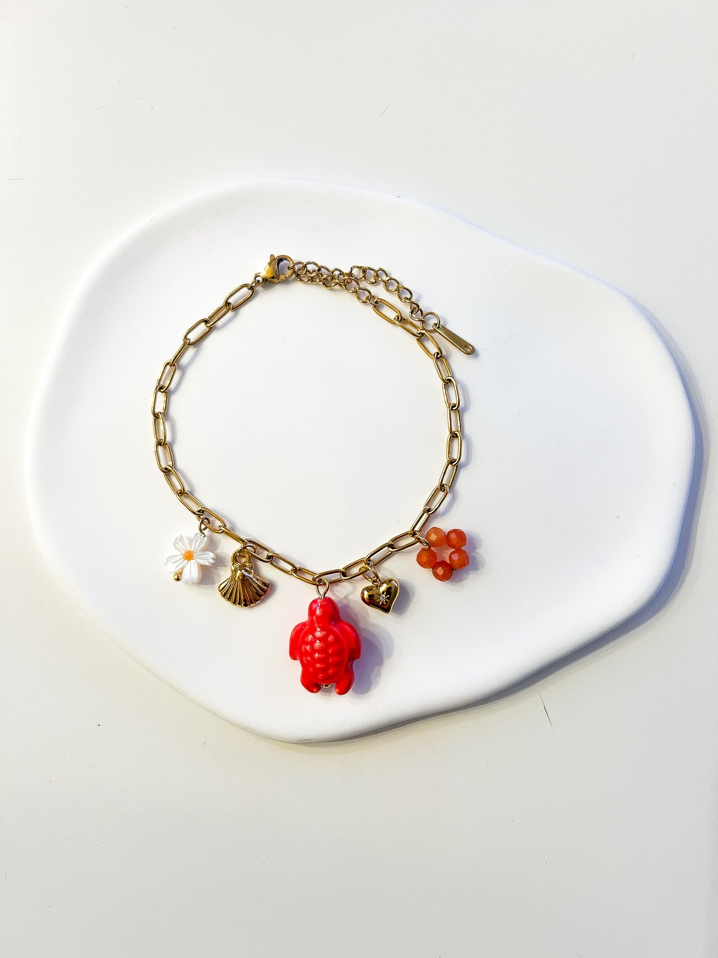 Bracelet Charms Rouge Corail – Chaîne Dorée & Tortue Chance